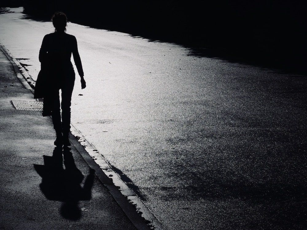 femme fumant une cigarette dans la nuit