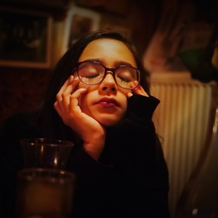 Fille de 11 ans aux yeux fermés. Photographe enfant normandie.