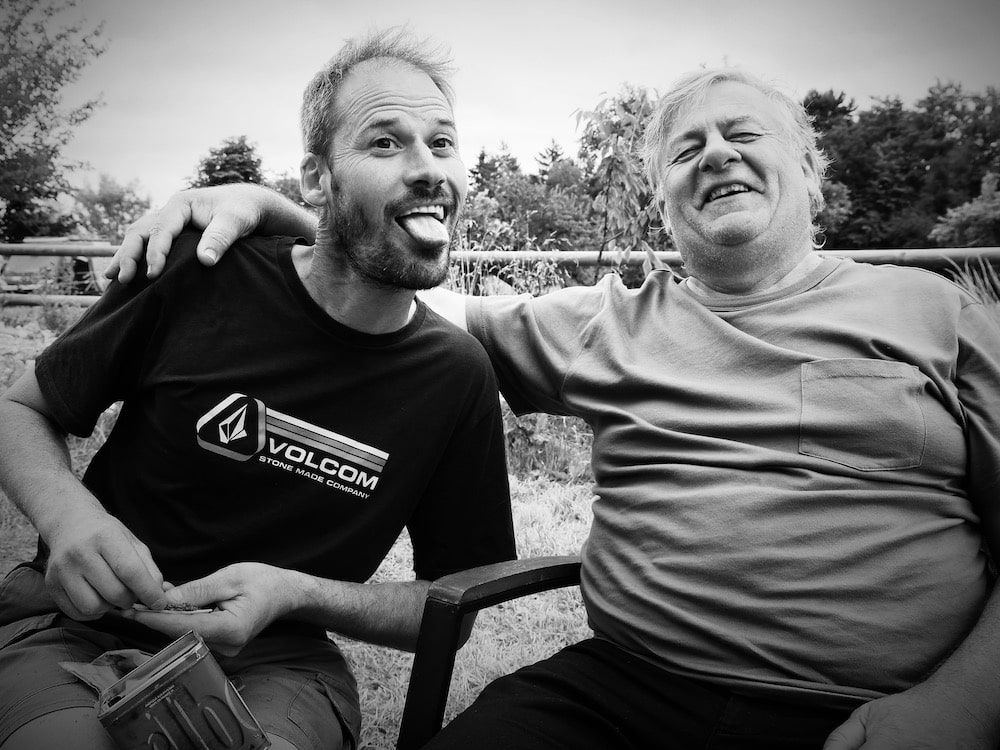 Couple âgé assis dans un jardin en buvant et en fumant une cigarette. Photo : Antoine Fantin