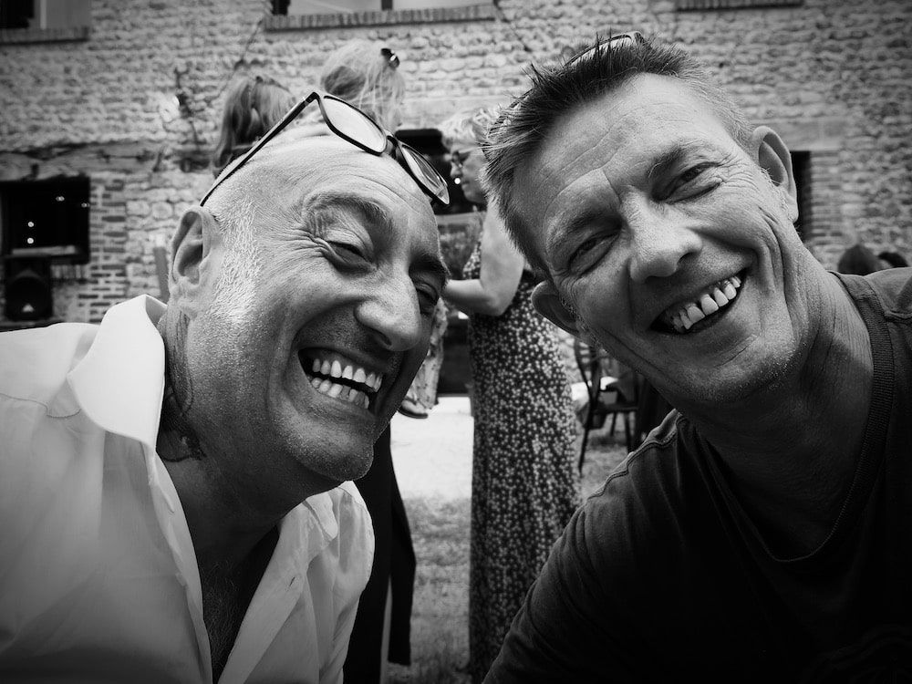 Deux hommes qui rient aux éclats