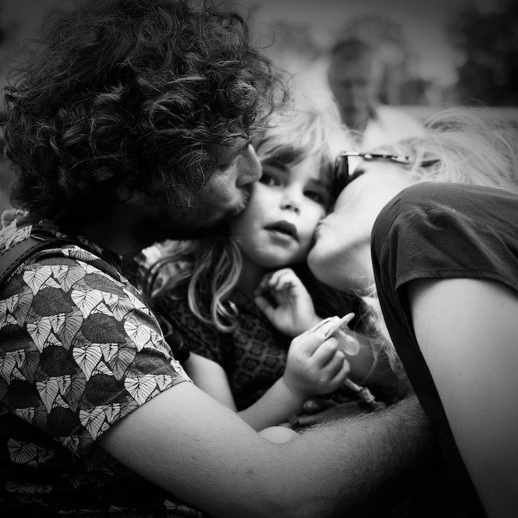 Couple embrassant leur enfant