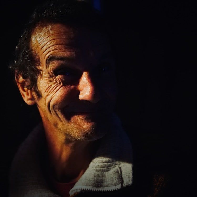 Photo d'un homme avec rides du sourire