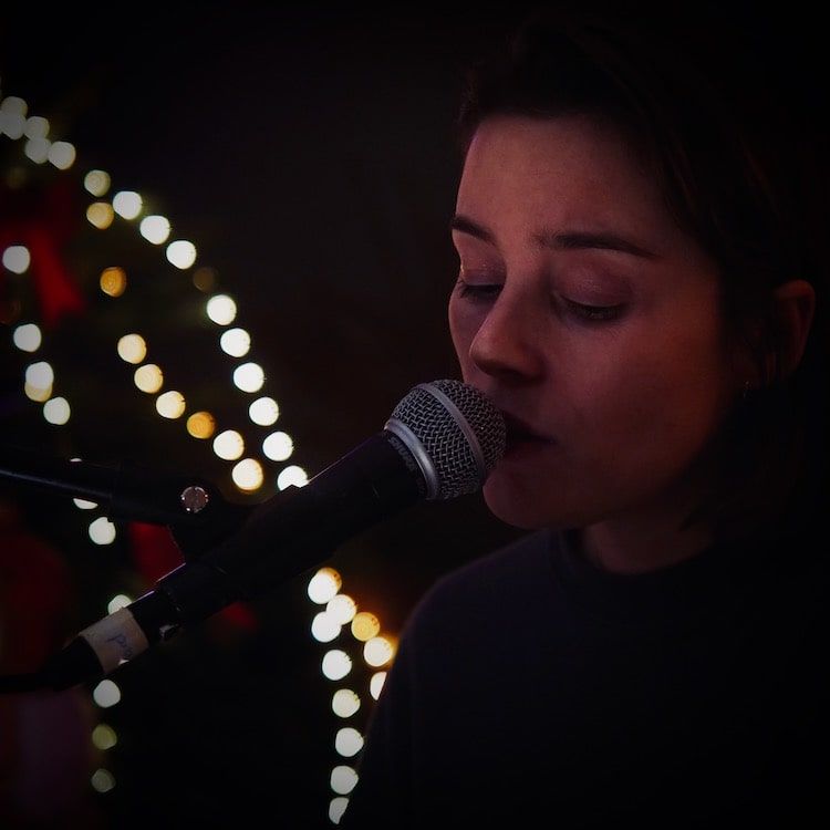 Angelina Wismes, chanteuse seule au piano