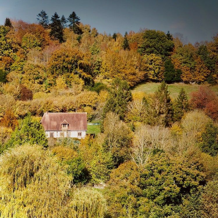 Maison isolée dans les arbres en automne en normande