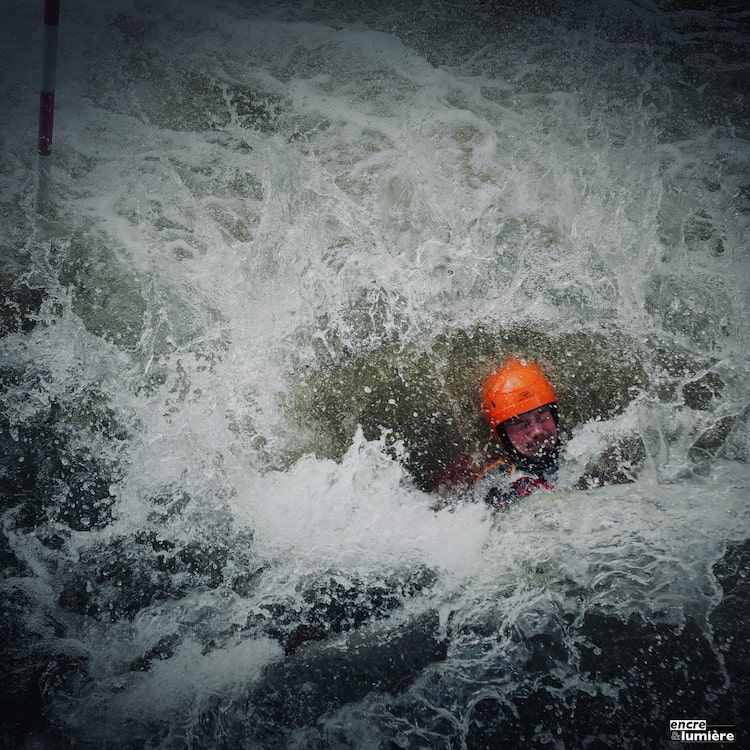 Couple âgé assis dans un jardin en buvant et en fumant une cigarette. Photo : Antoine Fantin