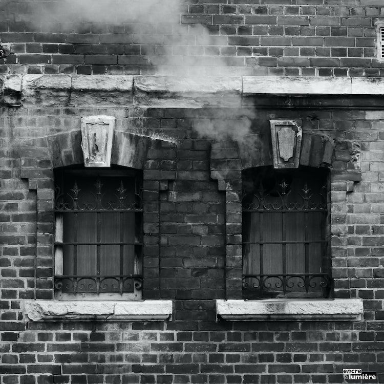 vieux batiment avec fumée