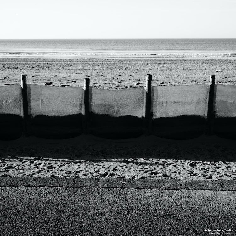 Bord de mer Deauville Trouville. Photo noir et blanc. 