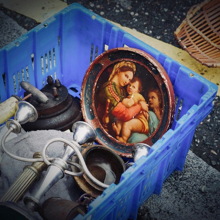 Peluches dans un sac, brocantes, vide-grenier, foire à tout - Antoine Fantin