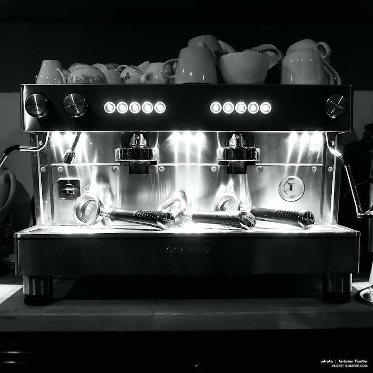 Machine à café expresso dans un café. Bar Les Sœurs Pinard.