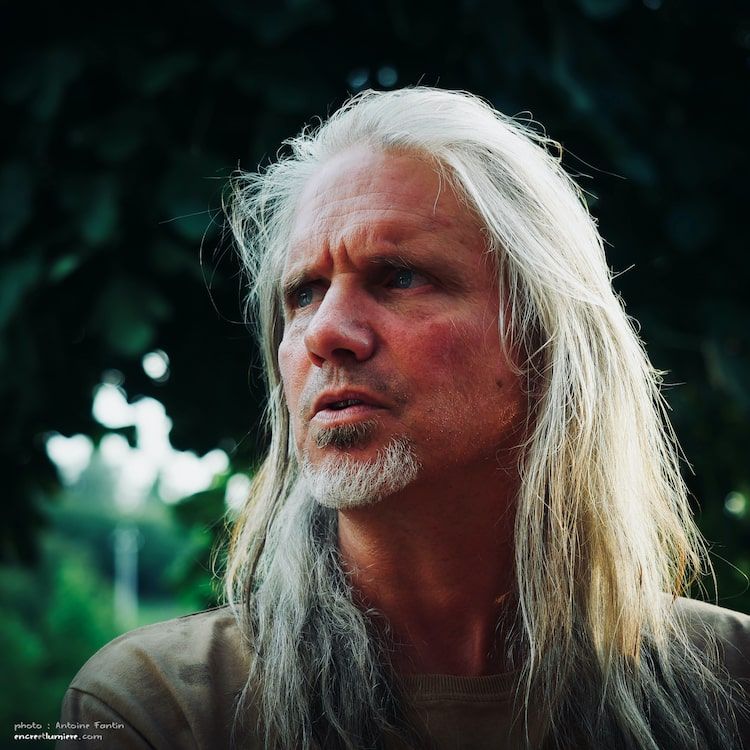 Homme aux cheveux longs et blancs. Portrait photo normandie.