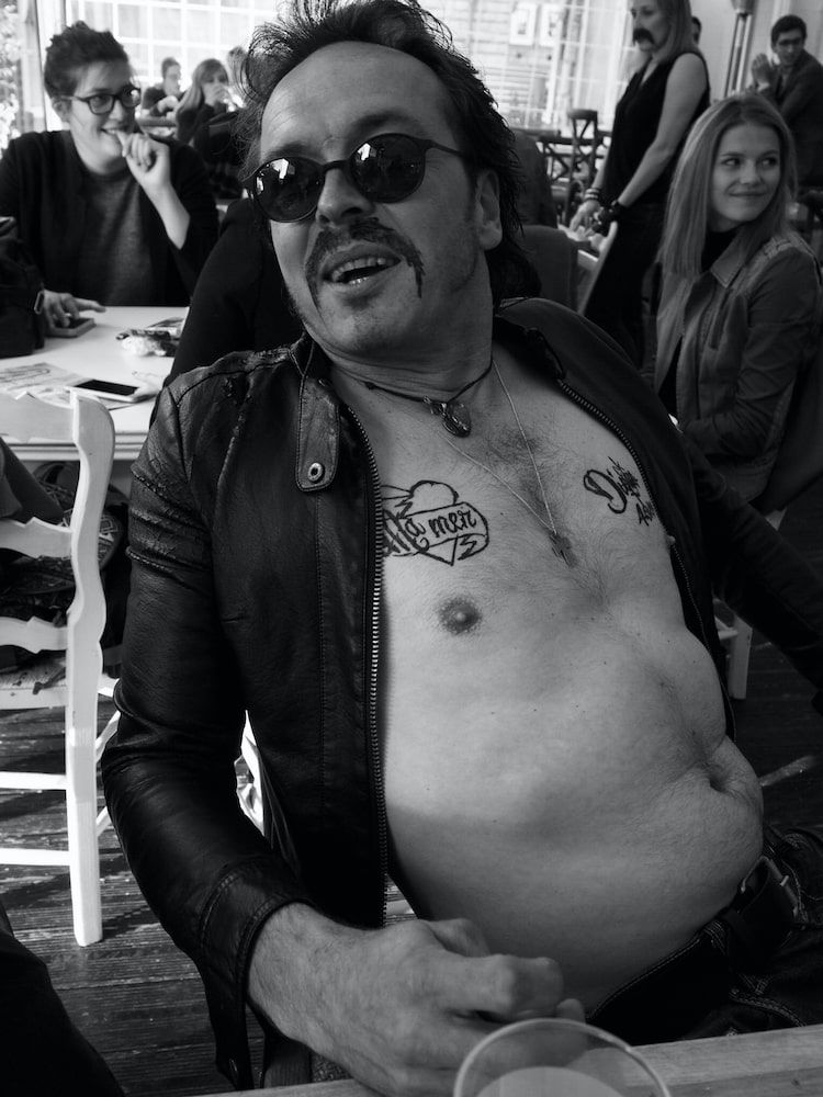 Portrait d'un musicien avec casquette et boucle d'oreille. Photographe normandie.