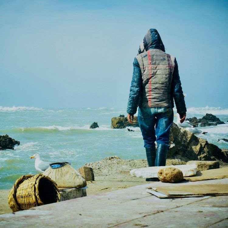 Couple âgé assis dans un jardin en buvant et en fumant une cigarette. Photo : Antoine Fantin
