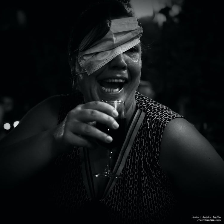 Vin et masque. Photo de rue, photo d'ambiance en Normandie. Bar : Les Sœurs Pinard.