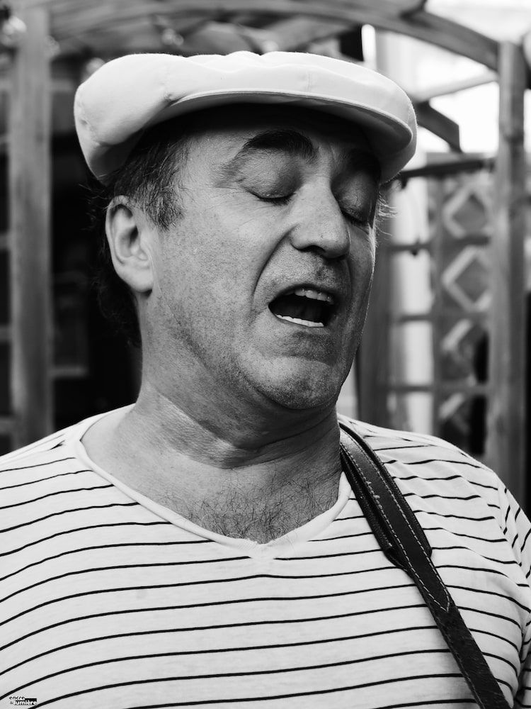 Portrait d'un chanteur de rue