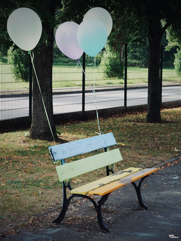 Banc public avec des ballons