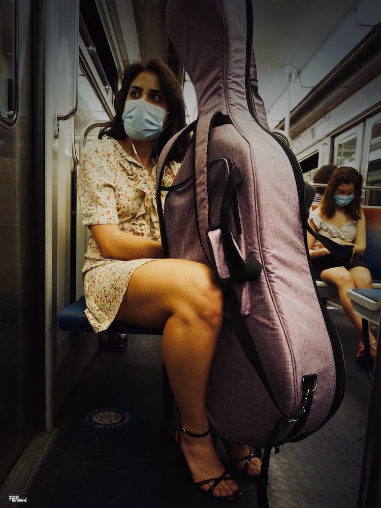 Contrebassiste dans le métro