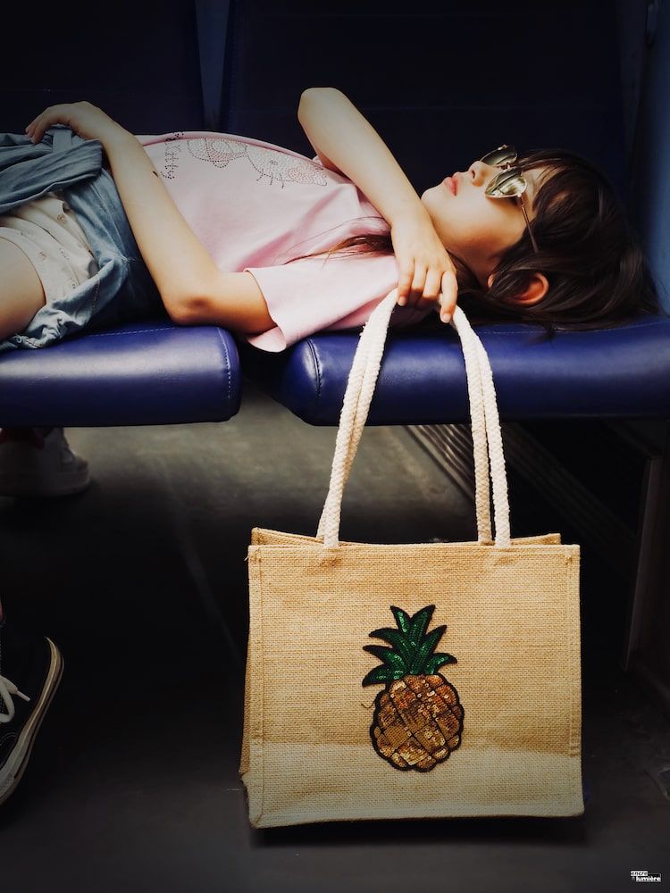 Enfant dans le métro avec un sac ananas