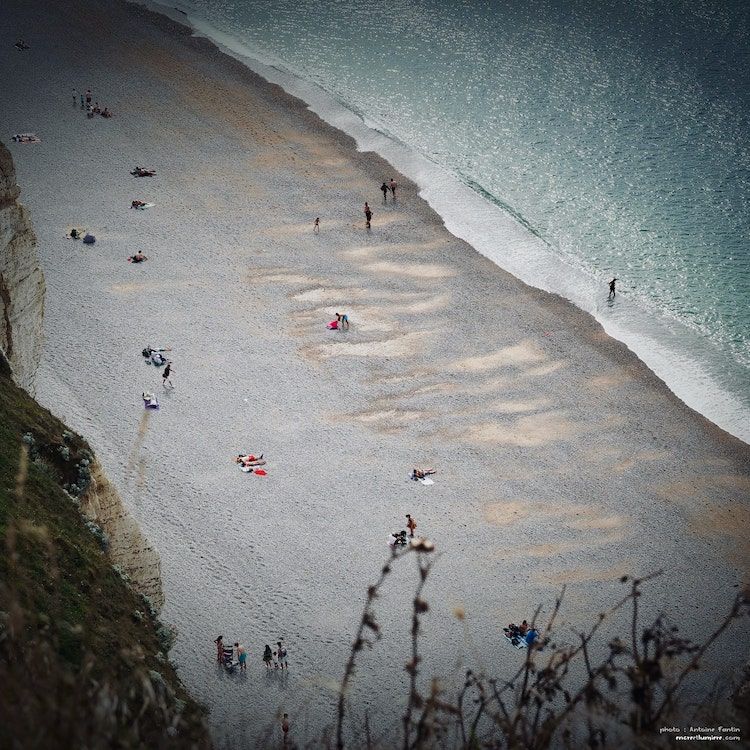 Étretat, la plage : photographe normandie. Vue plongeante vers la plage depuis les falaises.