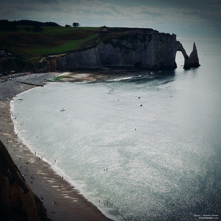L'Aiguille creuse de Etretat avec la plage. Photographe normandie : Antoine Fantin.