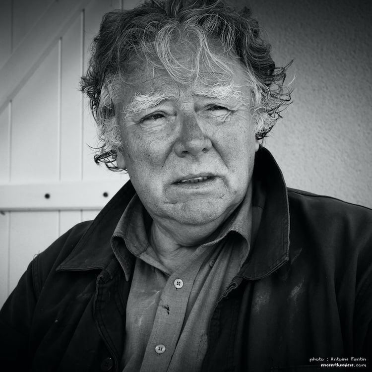 Portrait noir et blanc naturel d'un homme aux cheveux grisonnants. 