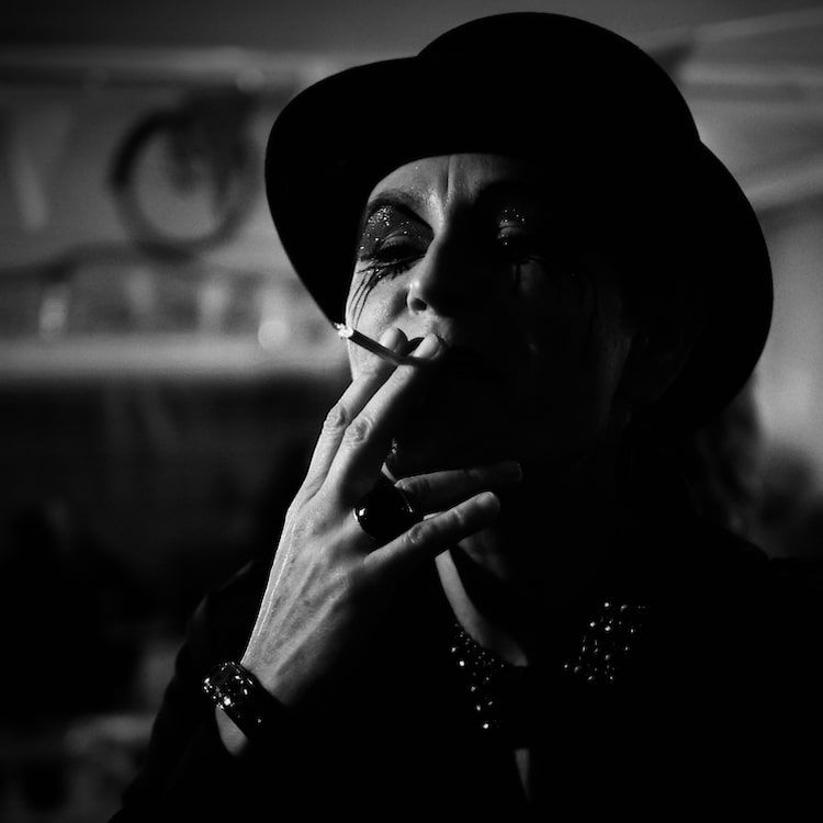 Portrait d'une femme avec un chapeau et une cigarette. Photo noir et blanc d'Antoine Fantin.