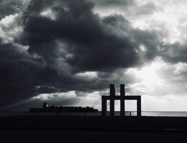 Tête de statues dans la forêts