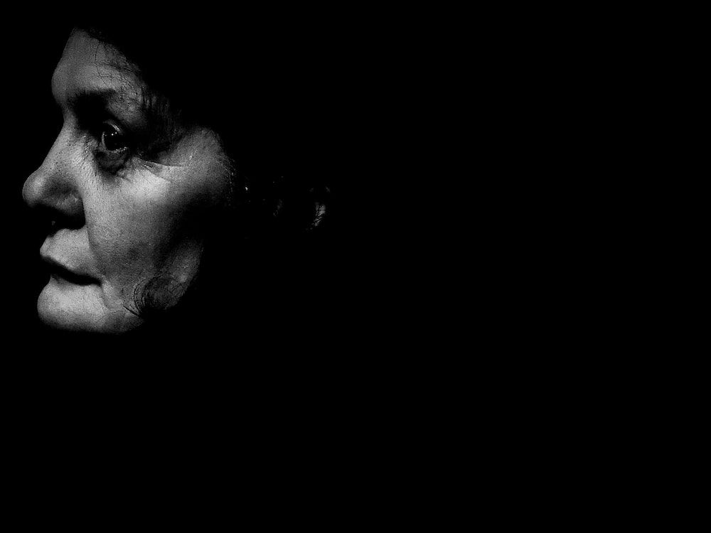 Portrait d'un homme avec le masque sur l'oreille