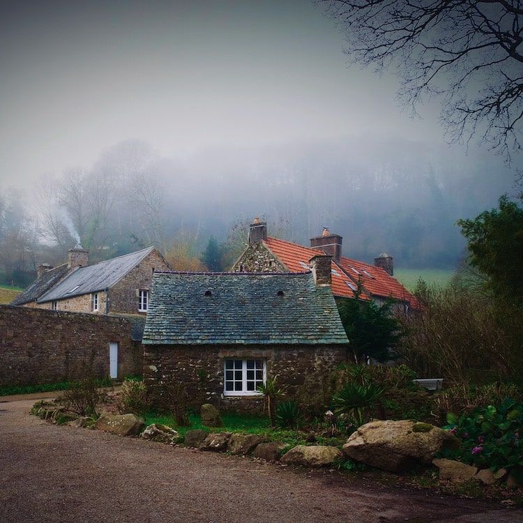 Étretat, la plage : photographe normandie. Vue plongeante vers la plage depuis les falaises.