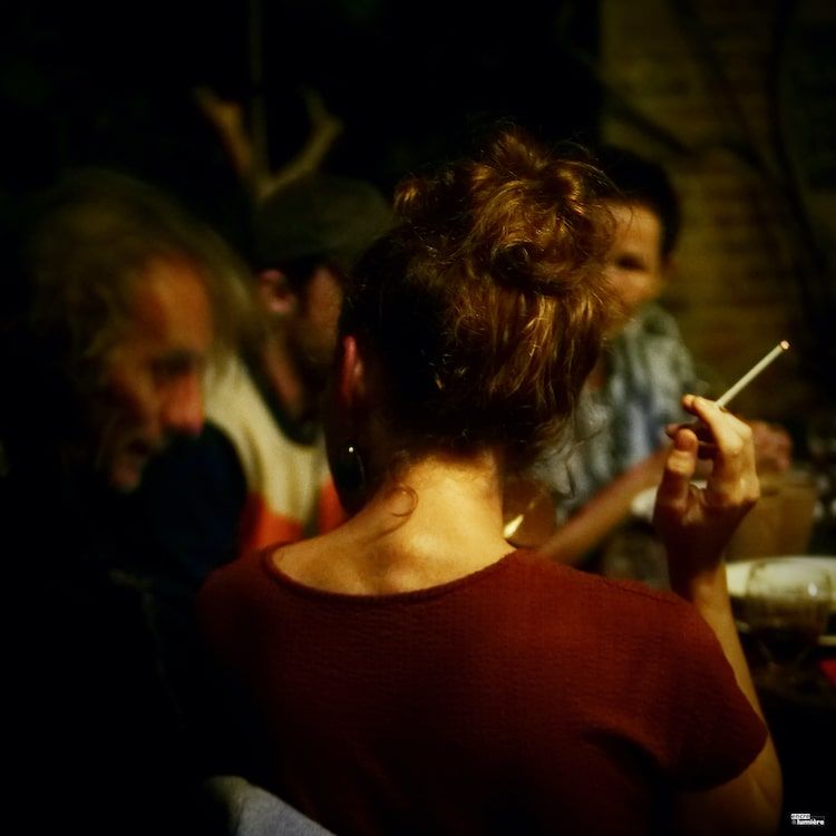 femme rousse de dos fumant une cigarette fine