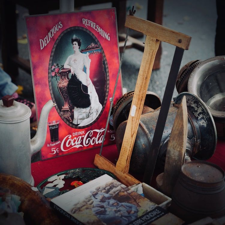 petites sculptures de femmes en bois