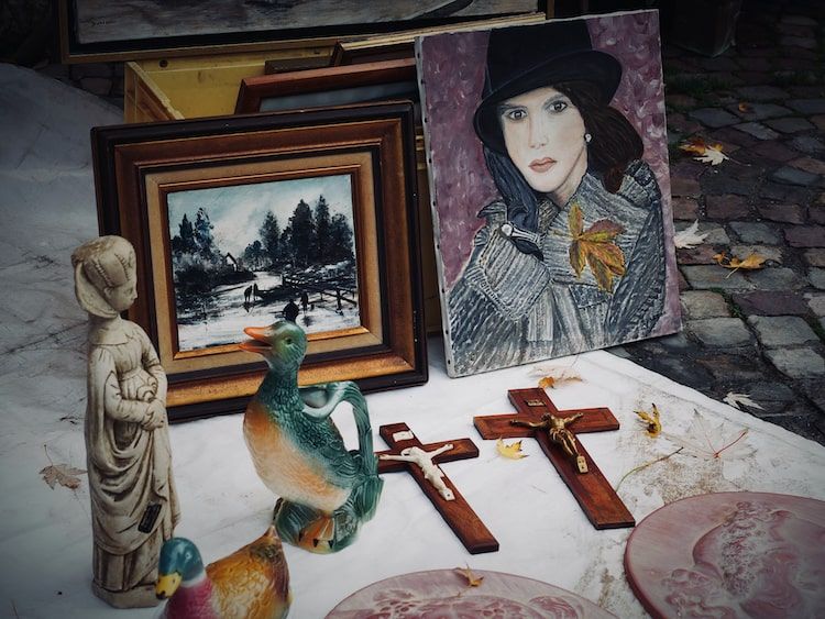 petites sculptures de femmes en bois