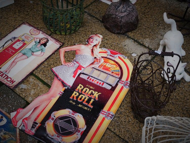 petites sculptures de femmes en bois