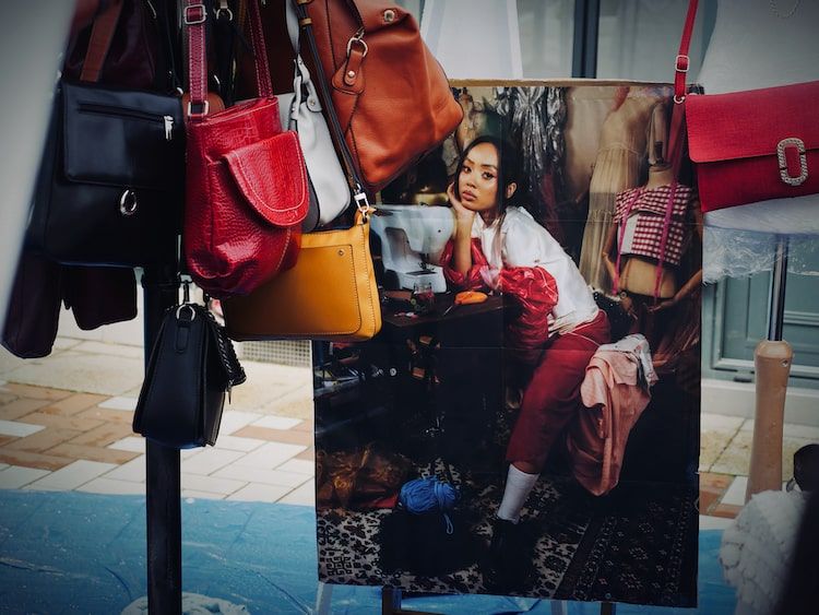 petites sculptures de femmes en bois