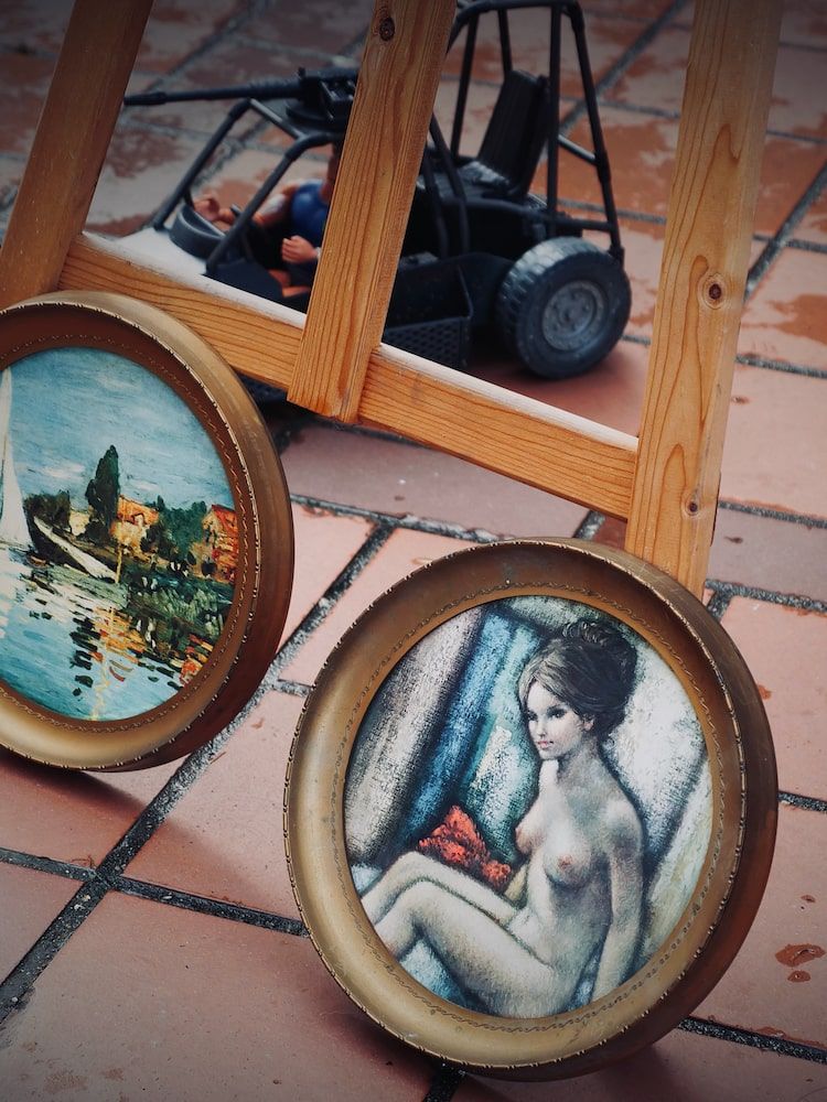 petites sculptures de femmes en bois