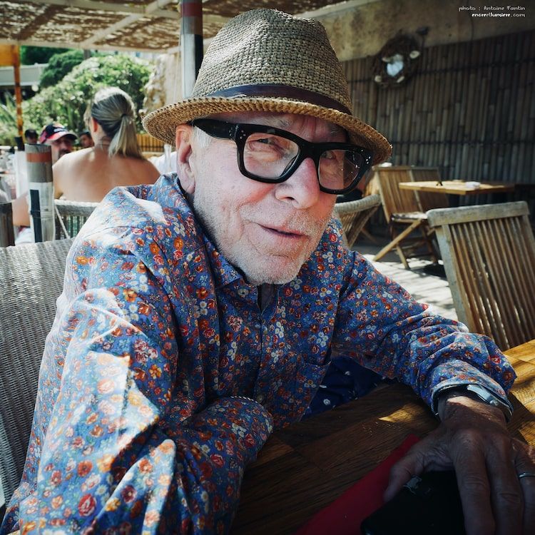 Portrait d'un homme à une terrasse. Photo de rue Antoine Fantin.