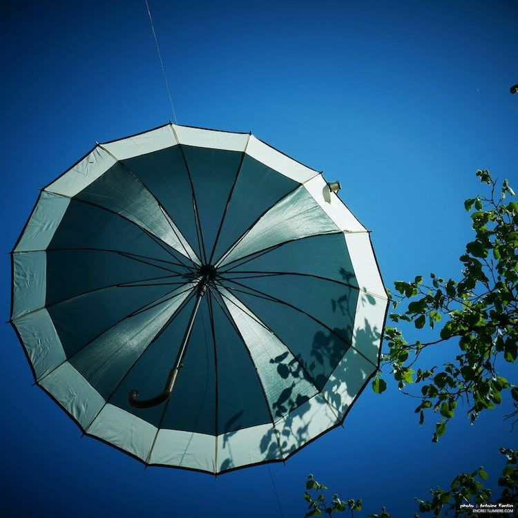 Parasol volant dans le ciel bleu.