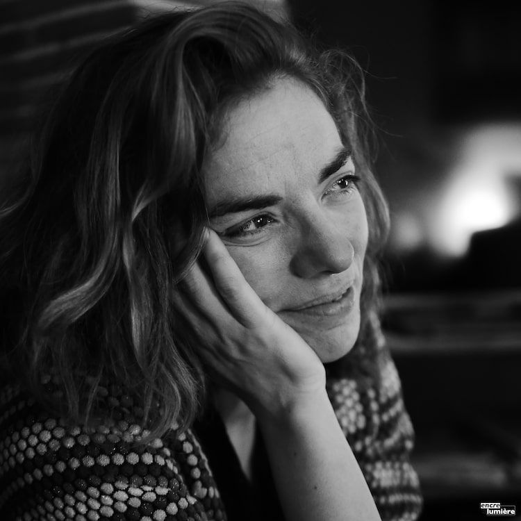 Femme dessinant sur un carnet