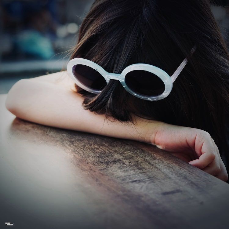 Enfant avec des lunettes dans les cheveux
