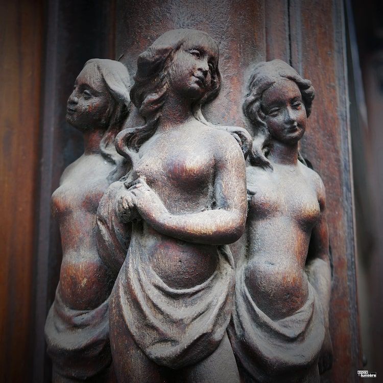 petites sculptures de femmes en bois