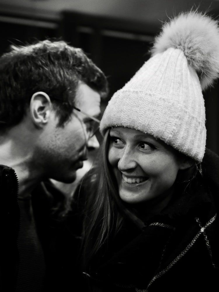 Jeune femme avec un grand bonnet dans un café