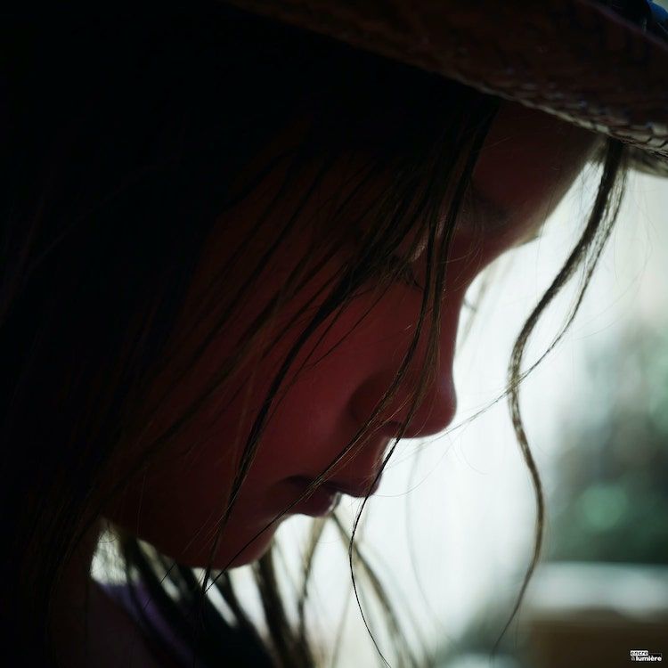 Portrait à contre)jour d'une enfant avec chapeau. Photo : Antoine Fantin "Encre & Lumière"