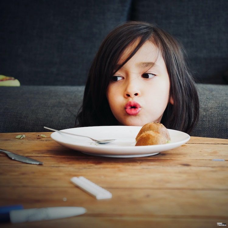 Tête d'un enfant avec une assiette. 