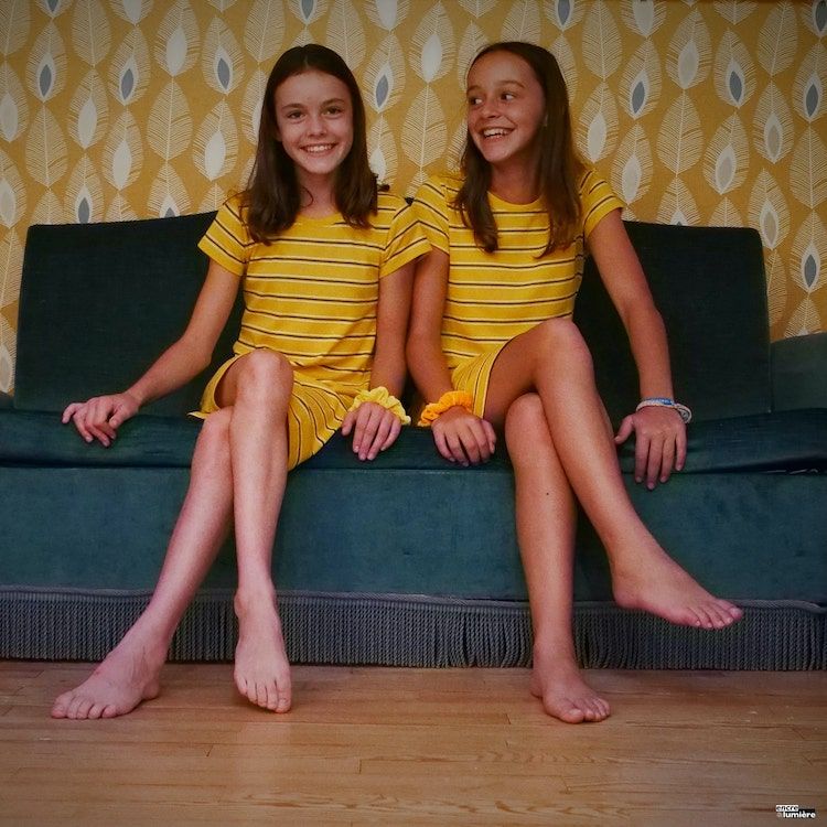 Jade et sa copine jumelle. Photo enfant normandie.