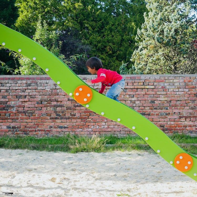 Enfant remontant un toboggan à contre-sens. Photographe enfant normandie.