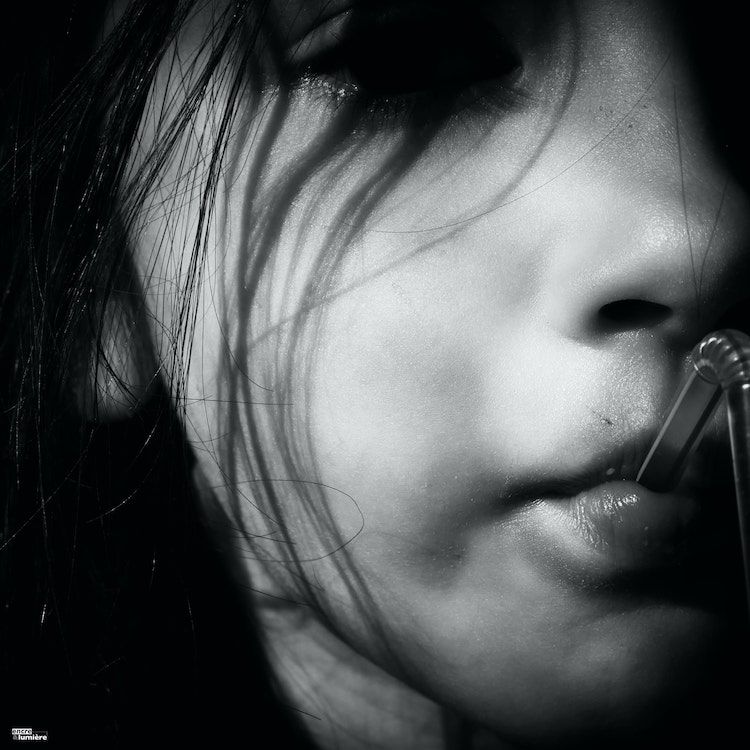 Visage d'une enfant de 8 ans avec l'ombre du soleil faisant comme des coulures sur sa joue. Photo : Antoine Fantin (Encre & Lumière)