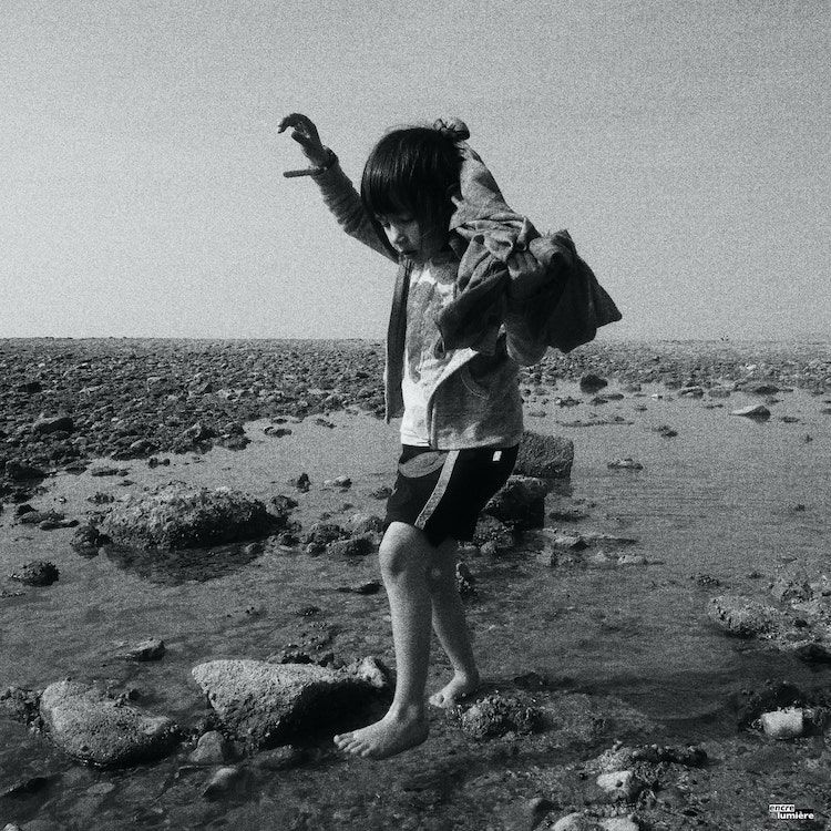 Enfant de 7 ans marchant sur les rochers en Normandie (Villerville). Photo enfants Normandie.