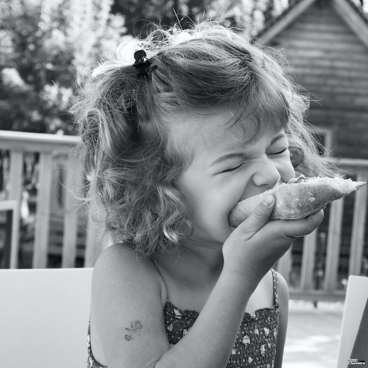 Enfant mangeant une tartine. Photo enfant normandie.