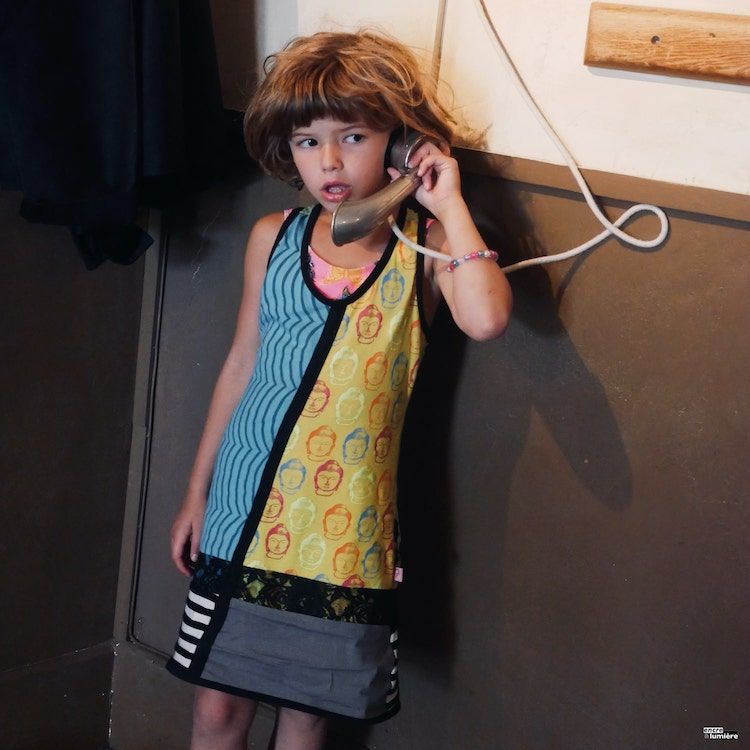 Enfant de 6 ans avec ancien téléphone.