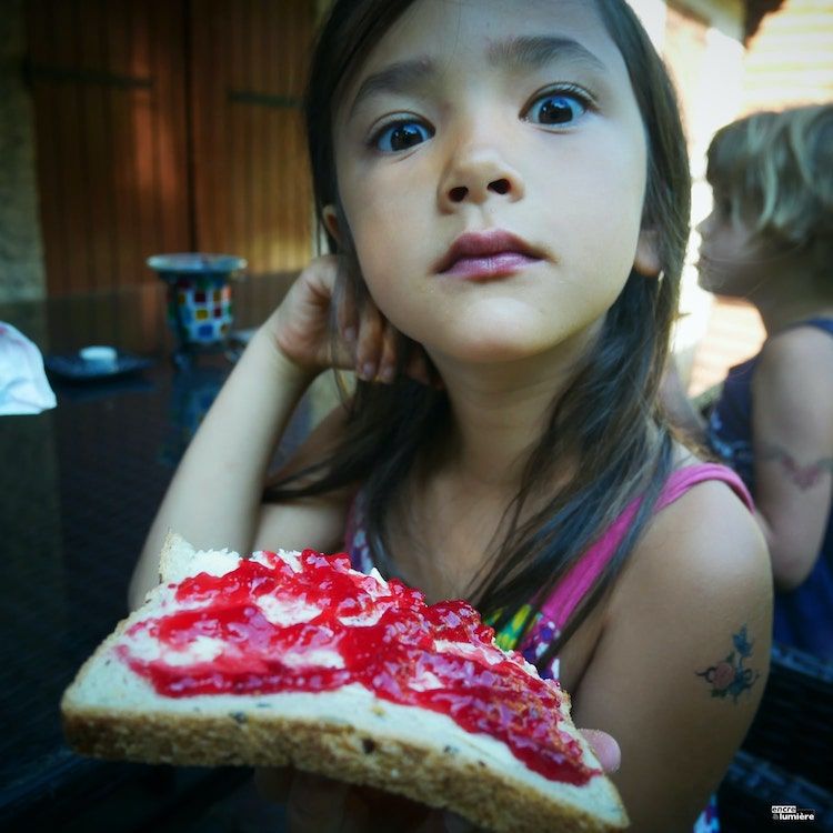 Enfant avec tartine de confiture. Photographe enfant Normandie, Calvados.