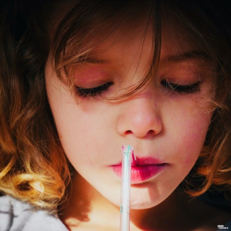 Portrait d'un enfant de 6 ans avec paille. Photographe enfant normandie.
